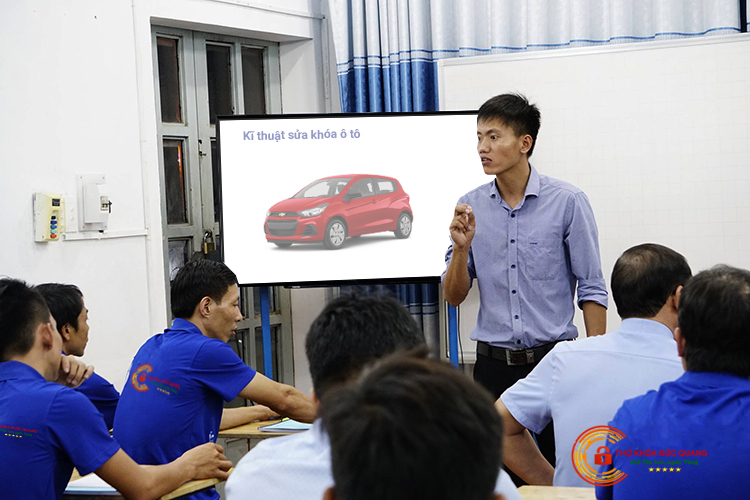 Đội ngũ thợ sửa khóa ô tô được đào tạo bài bản