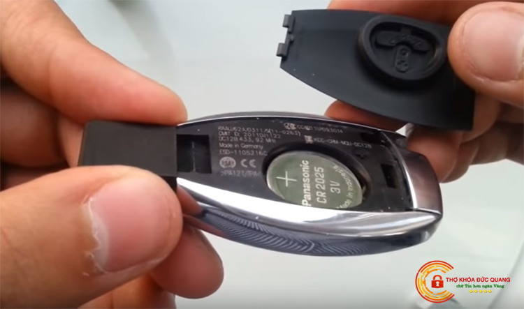 Hướng dẫn cách thay pin remote khóa smart key honda SH  Lead  Air Blade  Vario  YouTube