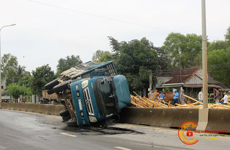 Nằm mơ thấy xe tải bị lật là điềm báo gì